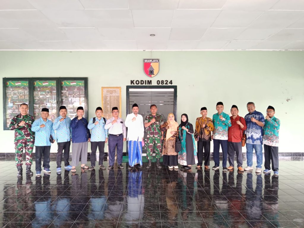 Ketua Umum MUI Kabupaten Jember bersama Dandim 0824 Jember dalam suasana audiensi.